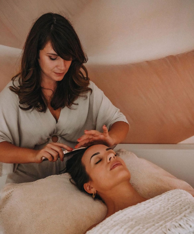 Démonstration d’une technique de massage crânien lors d’une formation head spa