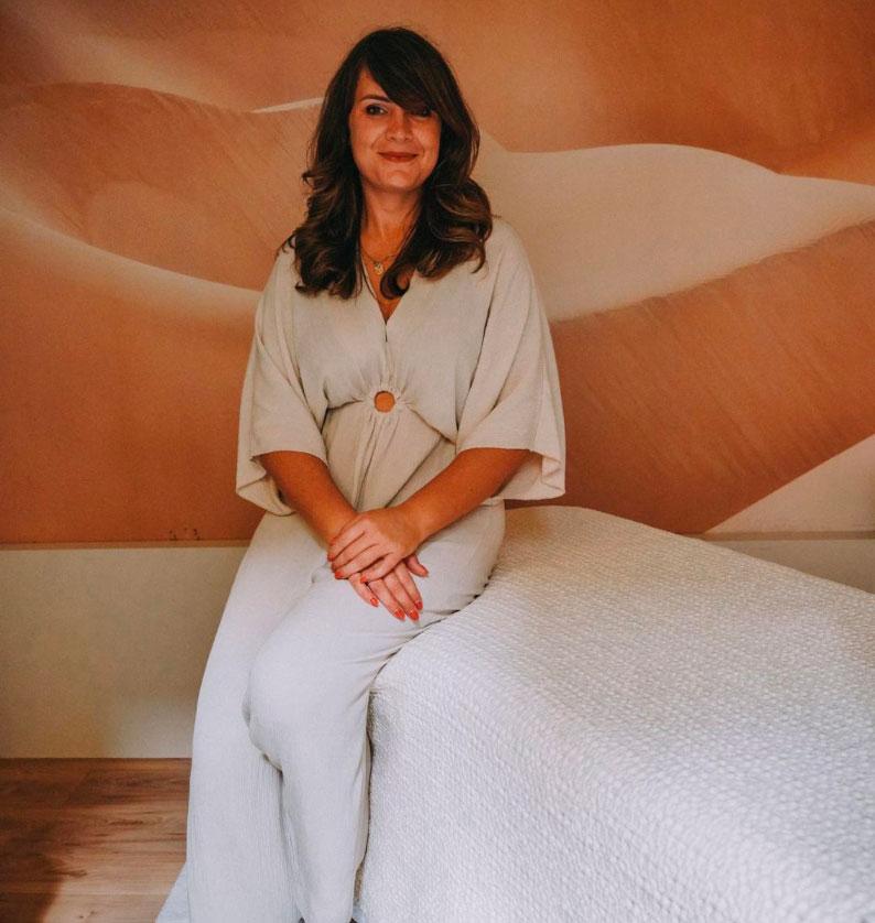 Portrait de Caroline Duhau, praticienne Head Spa et fondatrice de The HeadSpa concept à Évian-les-Bains