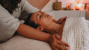 Praticienne effectuant un massage des épaules pendant un head spa à Évian