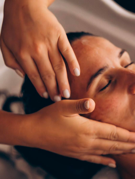 Massage relaxant du visage pendant un soin bien-être de 2h, en Haute-Savoie