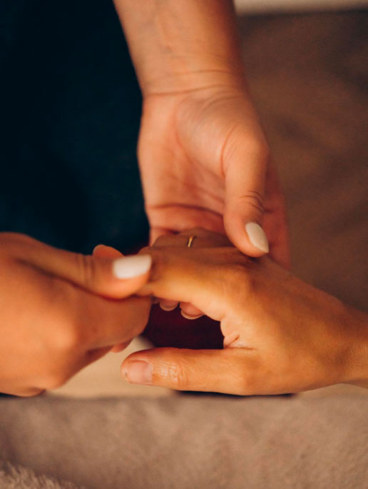 Massage relaxant des mains pendant un head spa bien-être de 3h