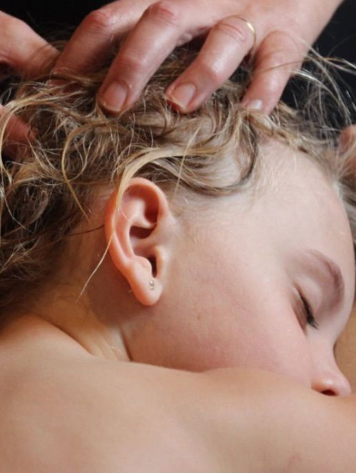 Enfant se faisant masser les cheveux durant un rituel Head Spa à Evian-les-Bains, en Haute-Savoie