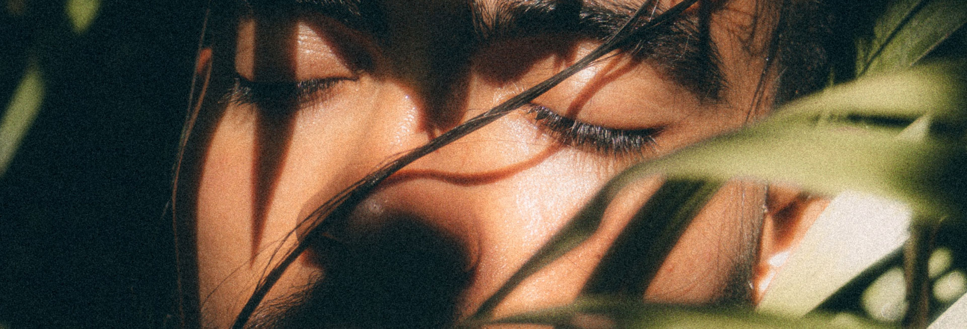 Homme les yeux fermés en train de profiter du soleil